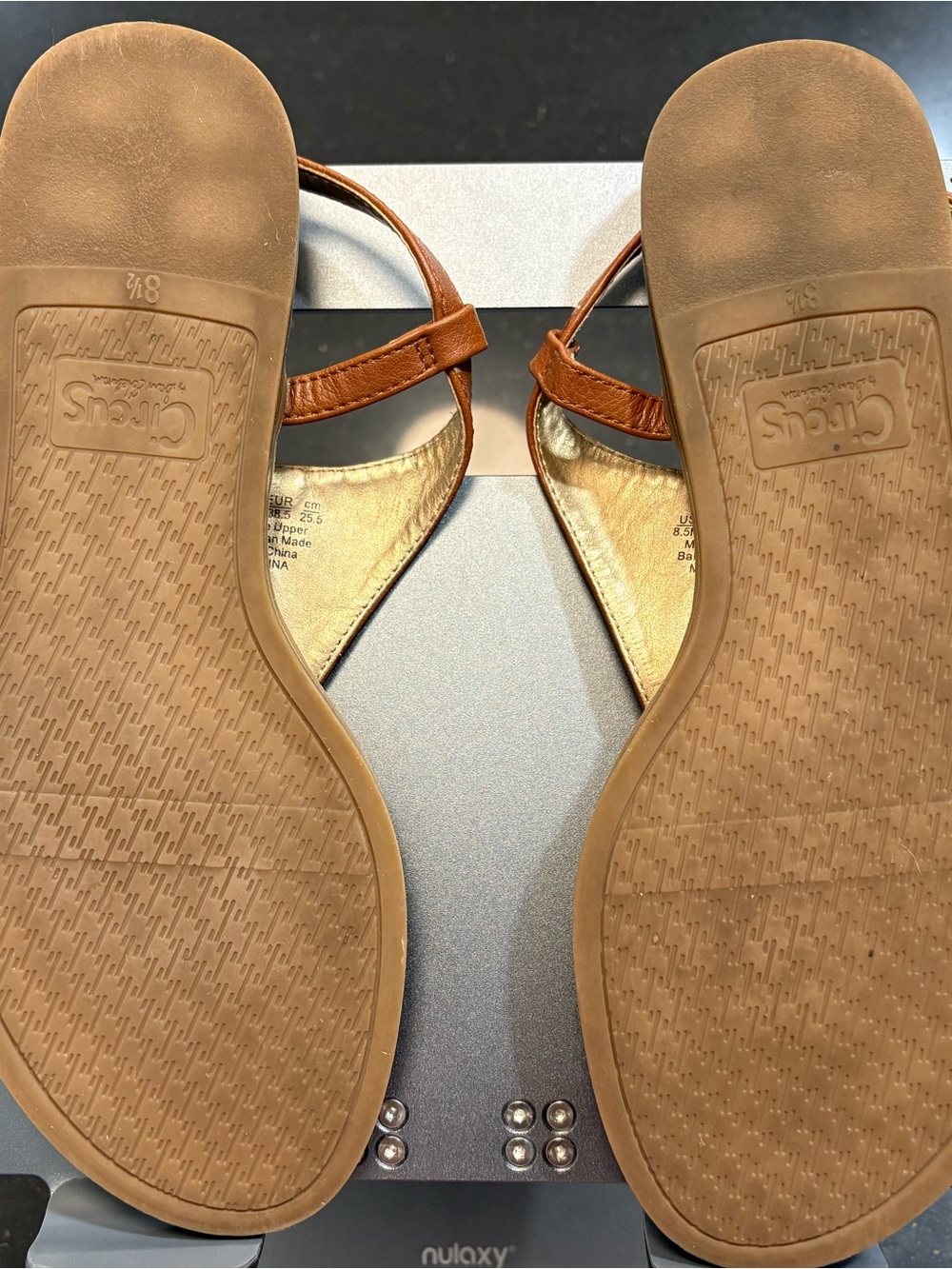 Circus by Sam Edelman Women's Cognac Tan Leather Thong Sandals - Picture 5 of 8